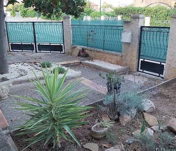 Avec Terrasse Independant En בית הארחה